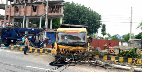 পবায় নিয়ন্ত্রণ হারিয়ে আইল্যান্ডে উল্টে গেল বালুবোঝাই ট্রাক