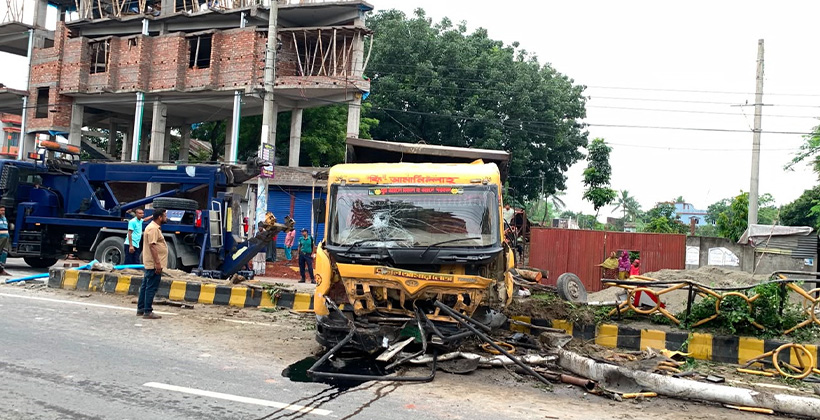 পবায় নিয়ন্ত্রণ হারিয়ে আইল্যান্ডে উল্টে গেল বালুবোঝাই ট্রাক