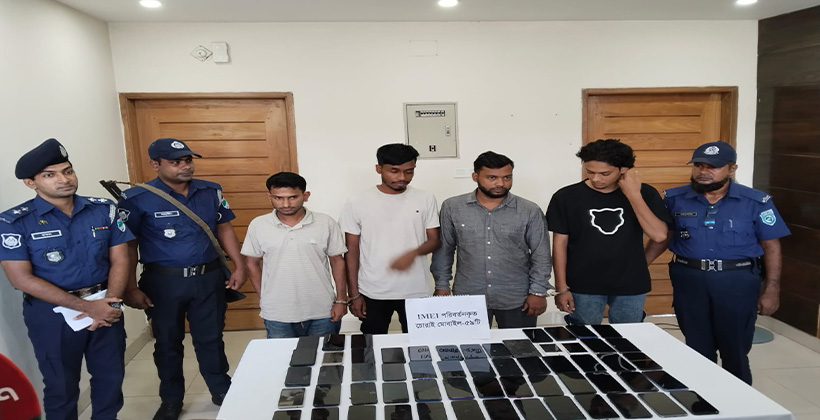 বাগেরহাটে আইএমইআই পরিবর্তন করা ৫৯ চোরাই মোবাইল উদ্ধার, গ্রেপ্তার ৪