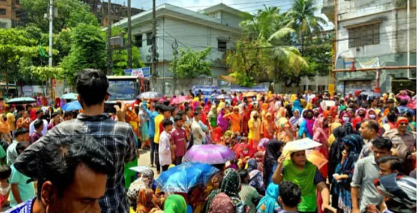 বকেয়া বেতনের দাবিতে চট্টগ্রামে সড়ক অবরোধ: ইত্যাদি জিন্সের শ্রমিকদের বিক্ষোভে স্তব্ধ যান চলাচল ​