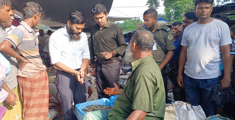 রাজশাহীতে জেলি মিশ্রিত চিংড়ি বিক্রির অপরাধে ব্যবসায়ীকে জরিমানা