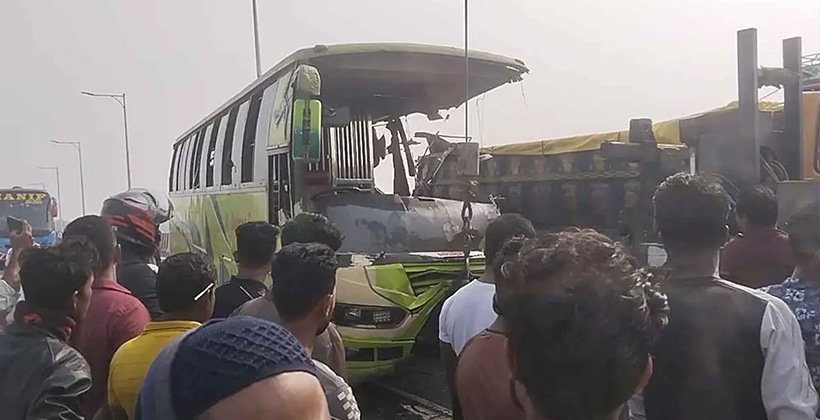 “চাঁদপুরে বাস ও ট্রাকের মুখোমুখি সংঘর্ষ: প্রাণ হারালেন ৩ জন, হাসপাতালে আরও ১৫”
