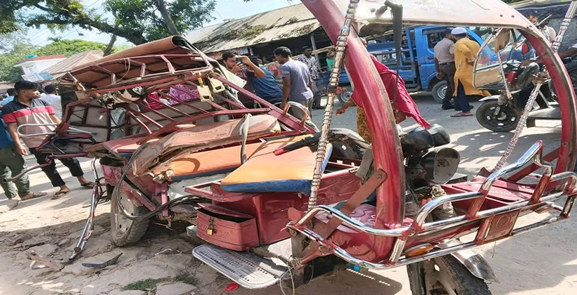 লালমনিরহাটে ট্রাক-মোটরসাইকেল-অটোরিকশার ত্রিমুখী সংঘর্ষে নিহত ২, আহত ৩