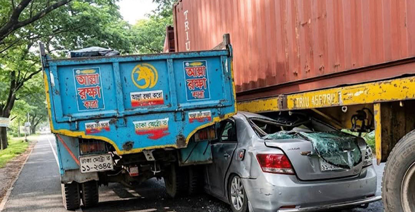 মিরসরাইয়ে ট্রাকের ধাক্কায় প্রাইভেটকার দুমড়েমুচড়ে ২০০ মিটার হেঁচড়ে গেল, অলৌকিকভাবে রক্ষা পেলেন চালক