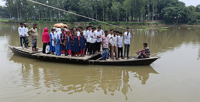 ফুলজোড় নদীতে সেতু নেই, ঝুঁকি নিয়ে খেয়ায় স্কুলে যায় শিক্ষার্থীরা