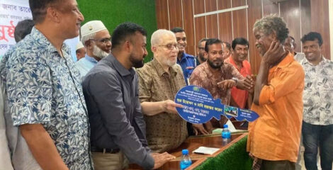 মাধবপুরে প্রাকৃতিক দুর্যোগে ক্ষতিগ্রস্ত কৃষকদের মাঝে চাল, অর্থ ও ঢেউটিন বিতরণ