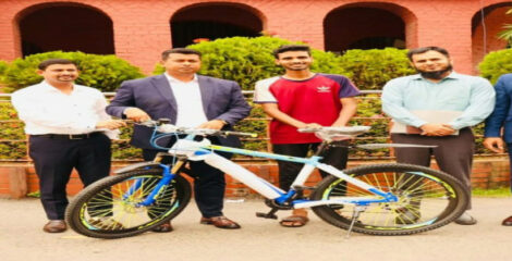 একহাতে জীবিকা অন্যহাতে পড়াশোনা: সংগ্রমী পরীক্ষার্থীর পাশে চট্টগ্রামের জেলা প্রশাসক