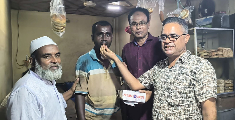 রিজভী আহমেদ বিএনপির ভারপ্রাপ্ত মহাসচিব হওয়ায় কুড়িগ্রামে মিষ্টি বিতরণ ও উল্লাস
