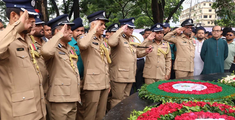 জুলাই গণঅভ্যুত্থান দিবসে সিএমপির শ্রদ্ধা: নিউমার্কেটের স্মৃতিস্তম্ভে পুষ্পস্তবক অর্পণ