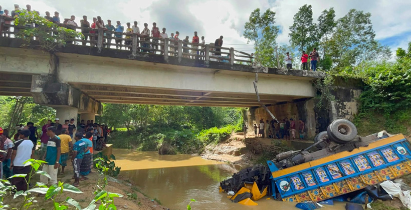 মৌলভীবাজারে ব্রীজের রেলিং ভেঙে তেলবাহী ট্রাক পানিতে, চালক নিহত