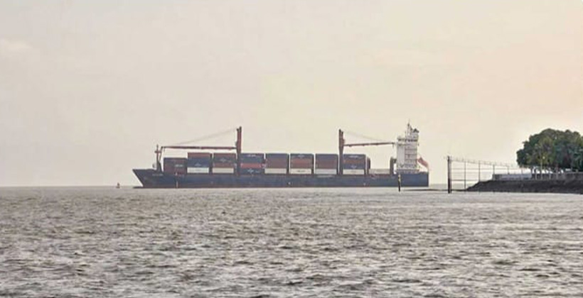 রাতে দুঃসাহসিক উদ্ধার অভিযান: কর্ণফুলী চ্যানেলে বিকল কন্টেইনার জাহাজ মুক্ত