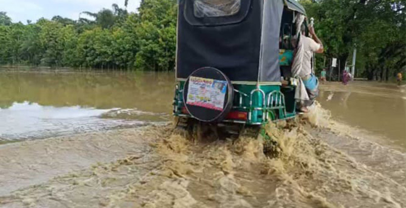 খাগড়াছড়িতে ৩ ঘণ্টায় ১০৩ মিলি মিটার বৃষ্টি: প্লাবিত নিম্নাঞ্চল, সড়ক ধসে যোগাযোগ বিচ্ছিন্ন