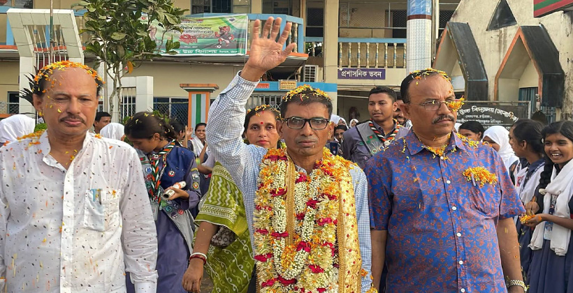 ২৬ বছরের স্মৃতি বুকে জড়িয়ে বিদায় নিলেন শিক্ষক সজল কান্তি নাথ: ভালোবাসায় ভাসাল শিক্ষার্থীরা