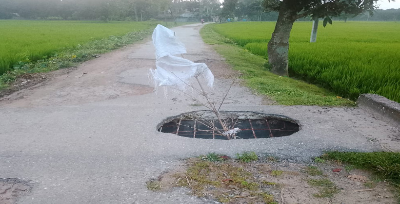 ঠাকুরগাঁওয়ের রুহিয়ায়  কালভার্টের গর্তে দুর্ঘটনার আশঙ্কা   19  20