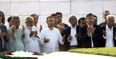 প্রতিষ্ঠাবার্ষিকীতে জিয়াউর রহমান ও খালেদা জিয়ার সমাধিতে তারেক রহমান
