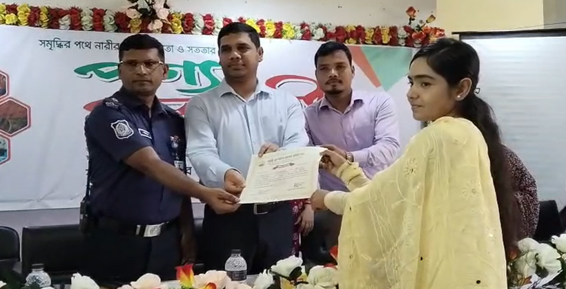 ফুলবাড়ীতে নারী উদ্যোক্তাদের পণ্য প্রদর্শনী ও সনদ বিতরণ