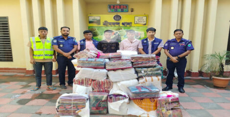 শ্রীমঙ্গলে সাড়ে ১৩ লক্ষ  টাকার ভা’র’তীয় শাড়ি জব্দ, আ’টক – ২