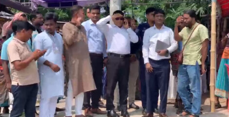 পদ্মার পানিতে ডুবেছে ঘর, পানিবন্দী মানুষের পাশে রাজশাহী জেলা প্রশাসক