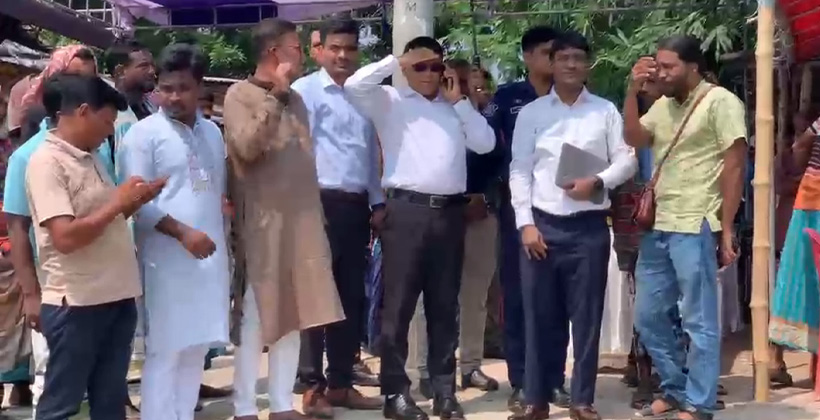 পদ্মার পানিতে ডুবেছে ঘর, পানিবন্দী মানুষের পাশে রাজশাহী জেলা প্রশাসক