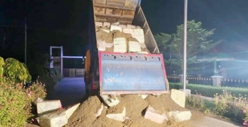 হবিগঞ্জে বালুর ট্রাকে লুকিয়ে পরিবহন কালে ভারতীয় মালামাল জব্দ করেছে বিজিবি