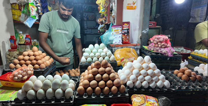 রাজশাহীতে সবজির বাজার স্থিতিশীল, দাম বেড়েছে ডিম ও মুরগীর