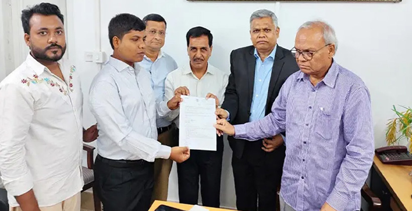 প্রধানমন্ত্রীর উদ্যোগে রাজশাহী বিশ্ববিদ্যালয়ের চাকরি পেলেন দৃষ্টিহীন শিক্ষার্থী শাকিল