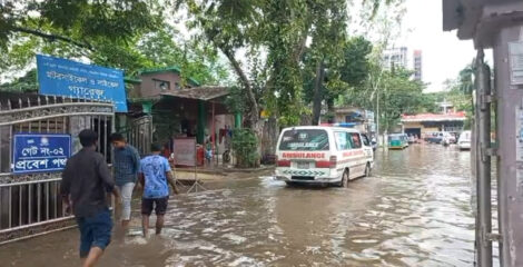 রামেকের মূল ফটকে হাঁটু পানি, ভোগান্তিতে রোগী-স্বজনরা