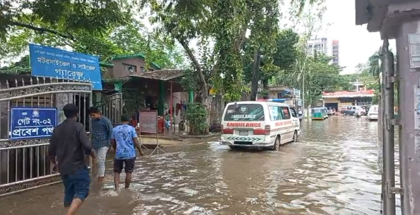 রামেকের মূল ফটকে হাঁটু পানি, ভোগান্তিতে রোগী-স্বজনরা