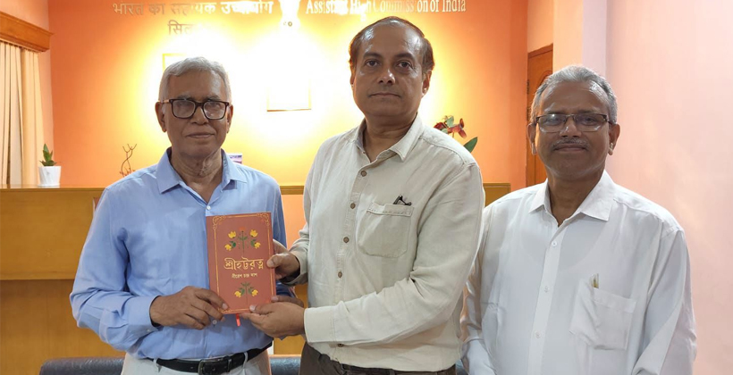ভারতীয় সহকারী হাই কমিশনে ‘শ্রীহট্টরত্ন’ উপহার দিলেন নীরেশ চন্দ্র দাস