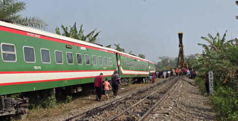 লাইনচ্যুত রূপসা এক্সপ্রেস, তিন ঘণ্টা পর খুলনায় রেল চলাচল স্বাভাবিক