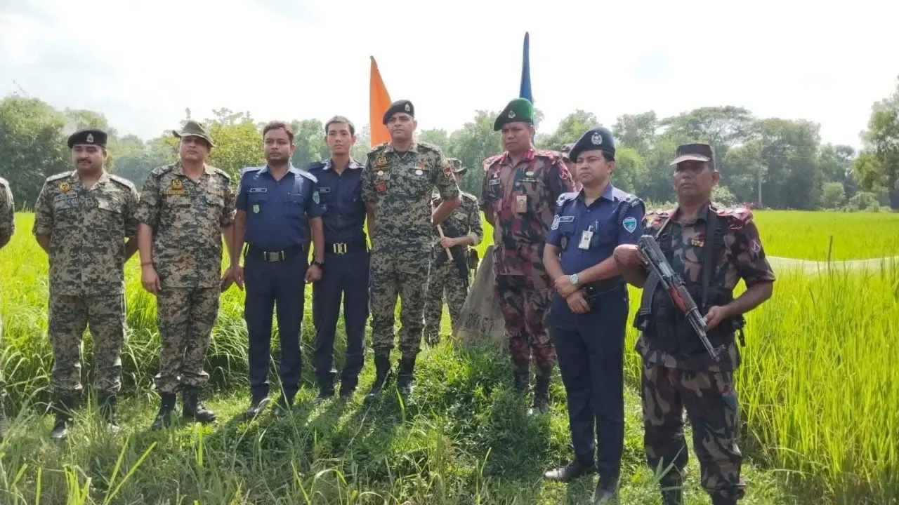 পতাকা বৈঠকে বিএসএফের কাছ থেকে দুই পুলিশ সদস্যকে ফেরত আনল বিজিবি