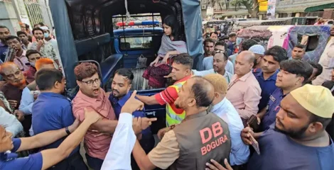 বগুড়ায় তরুণীকে নিয়ে আদালত প্রাঙ্গণে হট্টগোল