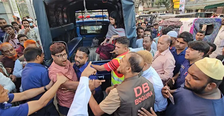 বগুড়ায় তরুণীকে নিয়ে আদালত প্রাঙ্গণে হট্টগোল