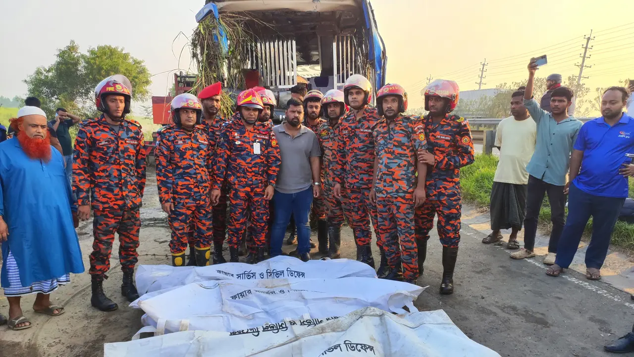ঢাকা-মাওয়া এক্সপ্রেসওয়েতে বাস খাদে, নিহত ৩, আহত ১৬