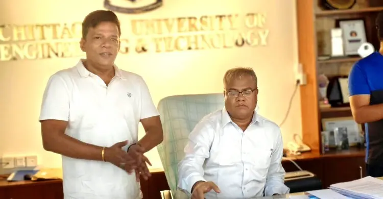 তালা ভেঙে চুয়েটের প্রশাসনিক ভবনে নতুন উপাচার্য, ক্যাম্পাসে উত্তেজনা