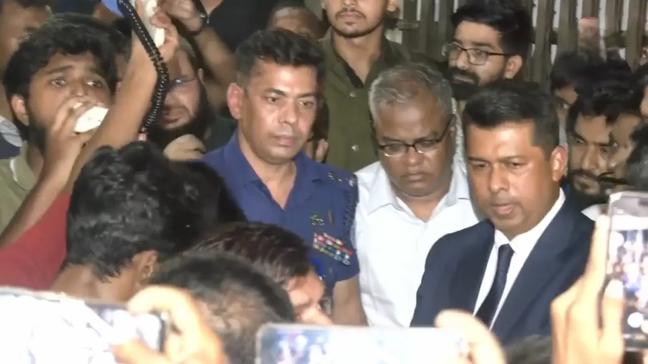 সুস্থ হয়ে ক্যাম্পাসে ফেরার পরামর্শ সরকারের, পদত্যাগের খবর নাকচ চুয়েট ভিসির
