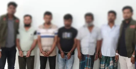 স্ত্রী-কন্যাকে জিম্মি করে অবসরপ্রাপ্ত পুলিশ কর্মকর্তার বাড়িতে ডাকাতি, অস্ত্রসহ গ্রেফতার ৫
