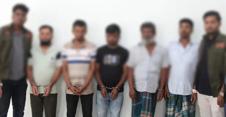 স্ত্রী-কন্যাকে জিম্মি করে অবসরপ্রাপ্ত পুলিশ কর্মকর্তার বাড়িতে ডাকাতি, অস্ত্রসহ গ্রেফতার ৫