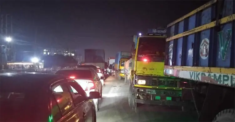 ঢাকা-সিলেট মহাসড়কে ৫ কিলোমিটার যানজট, দুর্ভোগে যাত্রীরা