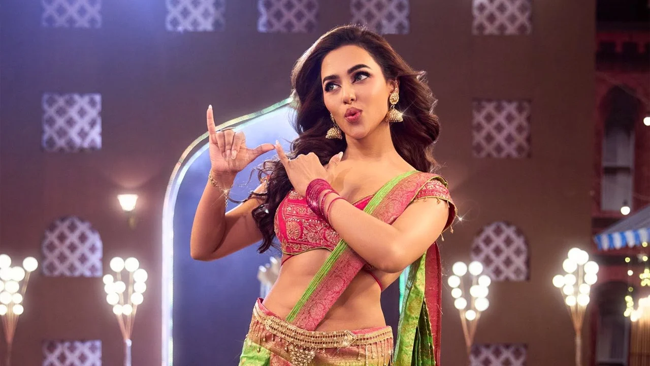 সাংবাদিকদের অপেক্ষায় রেখে শুটিং ছাড়লেন নুসরাত ফারিয়া
