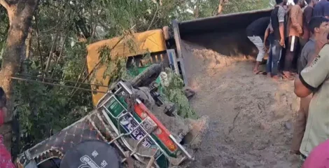 ফরিদপুরে ট্রাকের নিচে ইজিবাইক, প্রাণ গেল মা-ছেলের