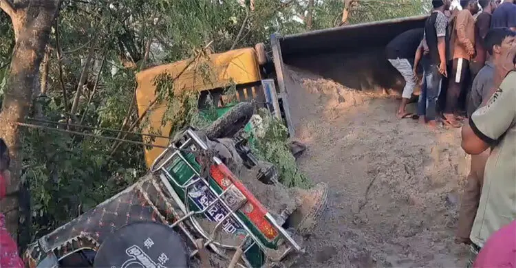 ফরিদপুরে ট্রাকের নিচে ইজিবাইক, প্রাণ গেল মা-ছেলের