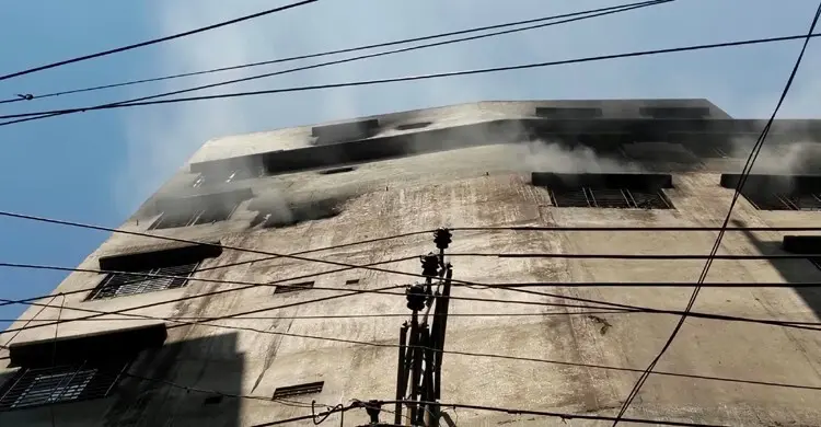 চকবাজারে আগুনের ২১ ঘণ্টা পরও ভবনে ধোঁয়া, ভেঙে পড়ছে কাচ