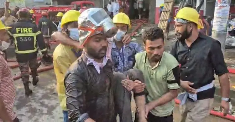 গাজীপুরে গার্মেন্টসে আগুন, ধোঁয়ায় অসুস্থ ৭০ শ্রমিক উদ্ধার