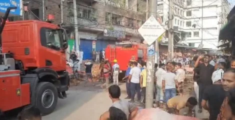 গাজীপুরে পোশাক কারখানায় ভয়াবহ আগুন, কাজ করছে ৯ ইউনিট