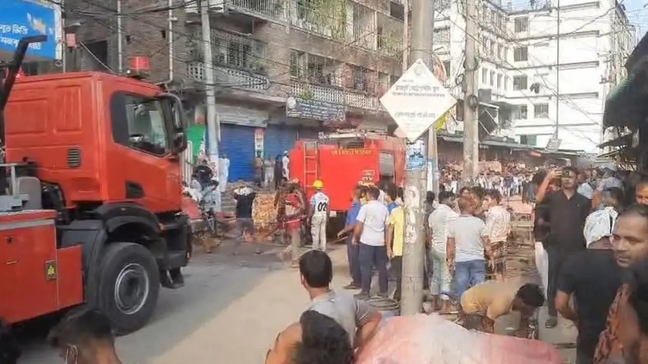 গাজীপুরে পোশাক কারখানায় ভয়াবহ আগুন, কাজ করছে ৯ ইউনিট