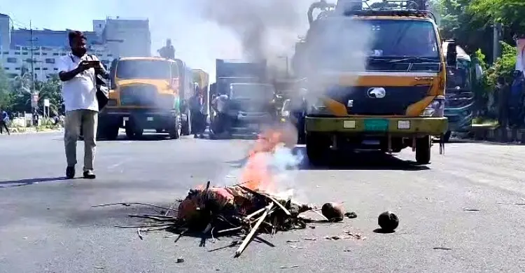 গাজীপুরে শ্রমিকদের অবরোধে ঢাকা-টাঙ্গাইল মহাসড়কে যান চলাচল বন্ধ