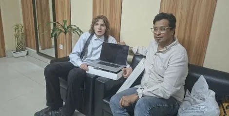 জার্মান পর্যটকের পাশে দাঁড়ালেন বাংলাদেশি, উপহার দিলেন ম্যাকবুক