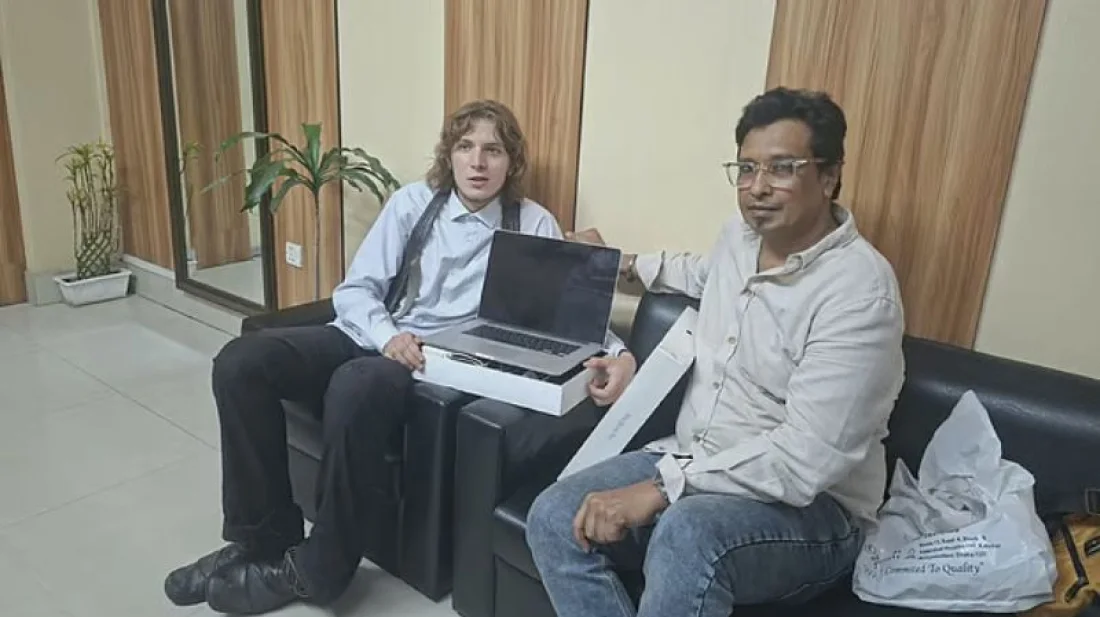 জার্মান পর্যটকের পাশে দাঁড়ালেন বাংলাদেশি, উপহার দিলেন ম্যাকবুক