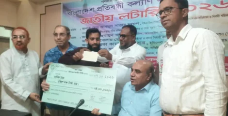 লটারিতে ৩০ লাখ টাকা জিতলেন হানিফ